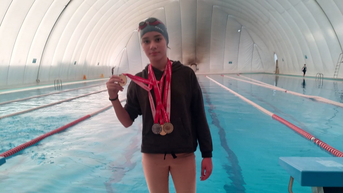 Öğrencimiz Eslem MENEKŞE'nin yüzme yarışlarındaki başarıları